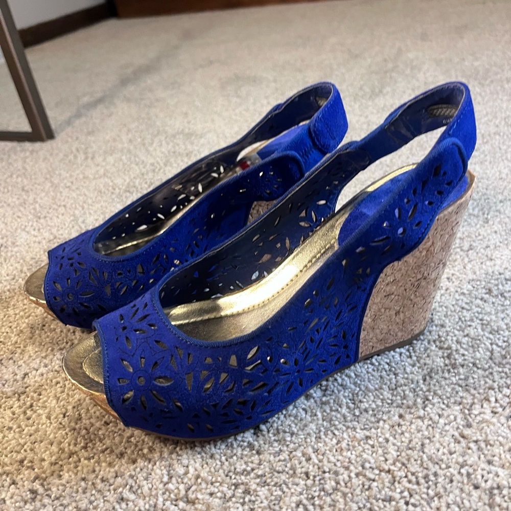 Kenneth Cole Reaction Blue Floral Wedges
